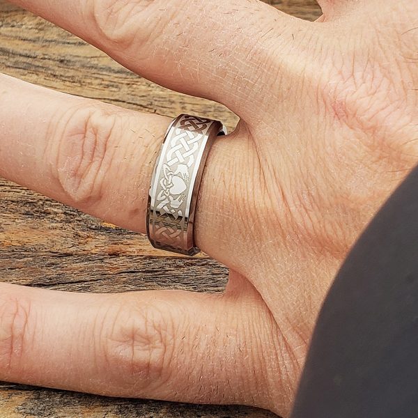 clatter-irish-style-beveled-claddagh-8mm-rings